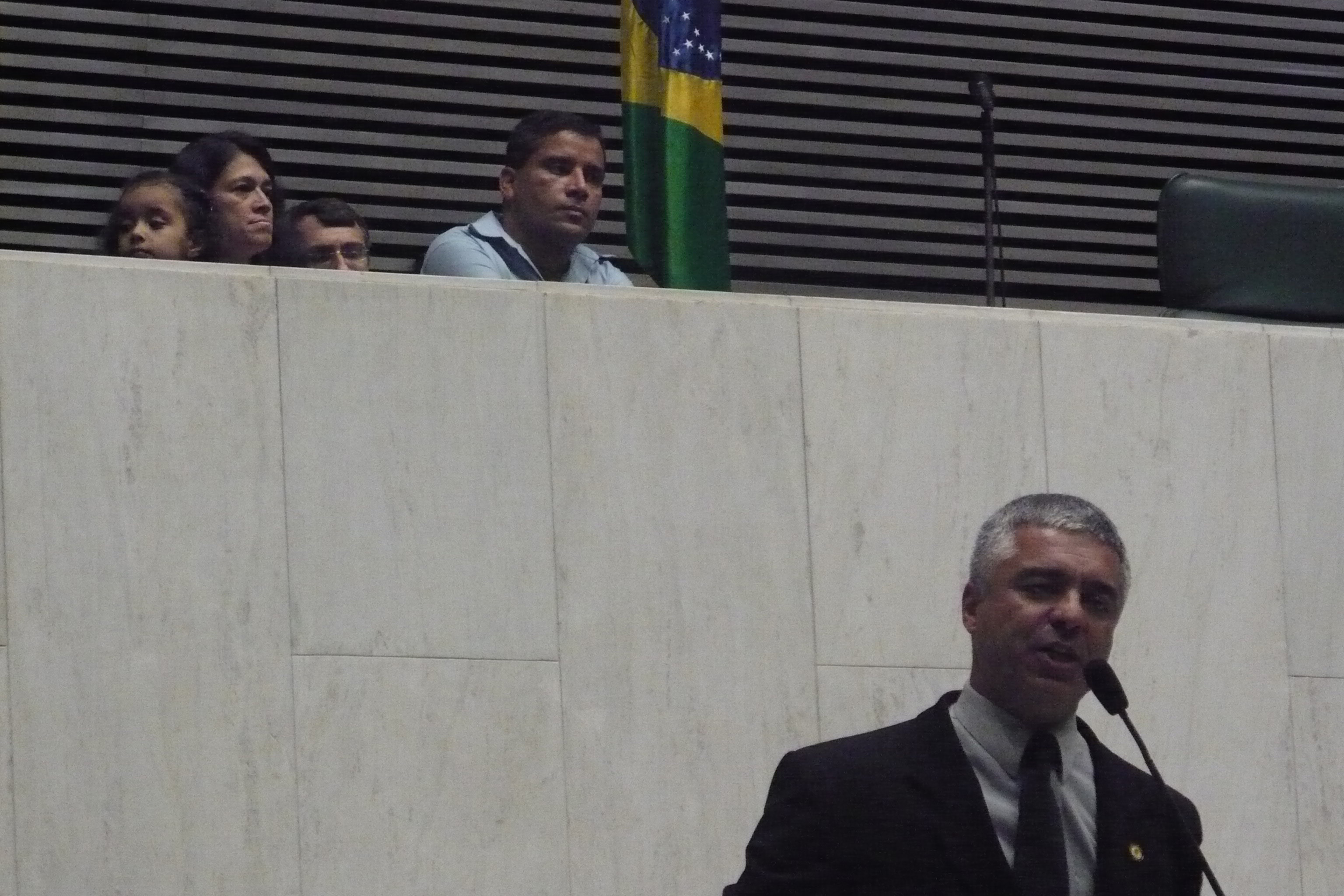 Deputado Major Olmpio fala na tribuna. Acima, o soldado Oliveira<a style='float:right;color:#ccc' href='https://www3.al.sp.gov.br/repositorio/noticia/03-2008/OLIMPIO POLICIAL PCC Soldado Oliveira.jpg' target=_blank><i class='bi bi-zoom-in'></i> Clique para ver a imagem </a>